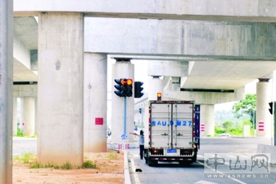 南朗一交通灯常亮红灯持续三个月了,过路司机经常蒙圈_本地新闻_中山视窗_中山特色的地方综合门户网之一!